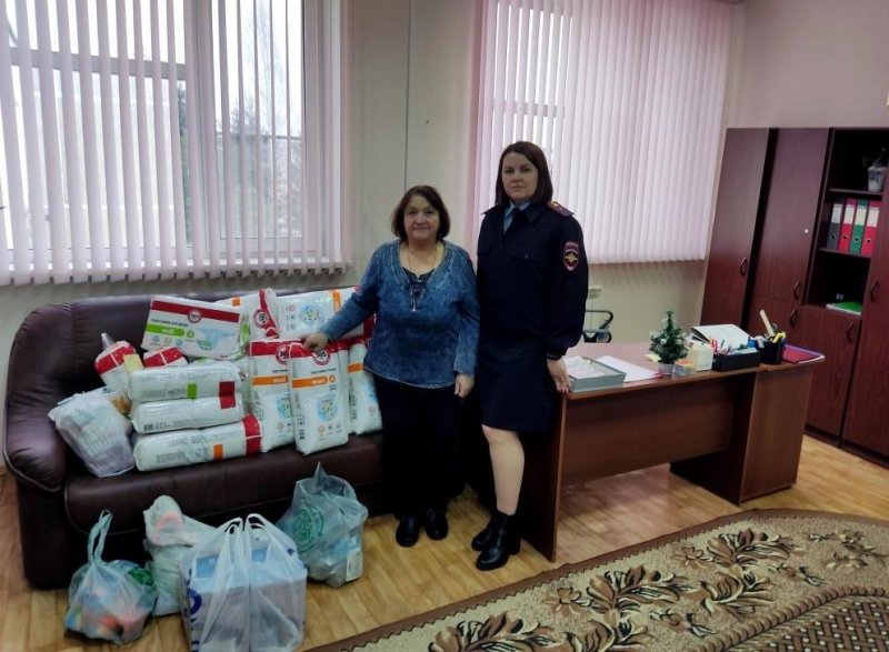 Дорожные полицейские передали новогодние подарки в Печорский дом ребенка